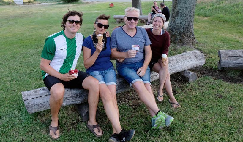 Diese vier Radtouristen aus Berlin tanken in Mauken Energie.