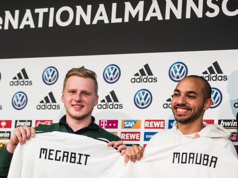 Michael „MegaBit” Bittner (l) und Mohammed „MoAuba” Harkous werden bei der eFootball-Team-Weltmeisterschaft für Deutschland spielen. Foto: Andreas Arnold