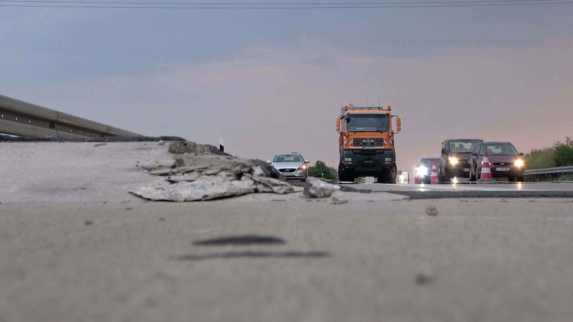 Wegen der anhaltenden Hitze platzte die A9 zwischen Bad Dürrenberg und Leipzig-West auf.