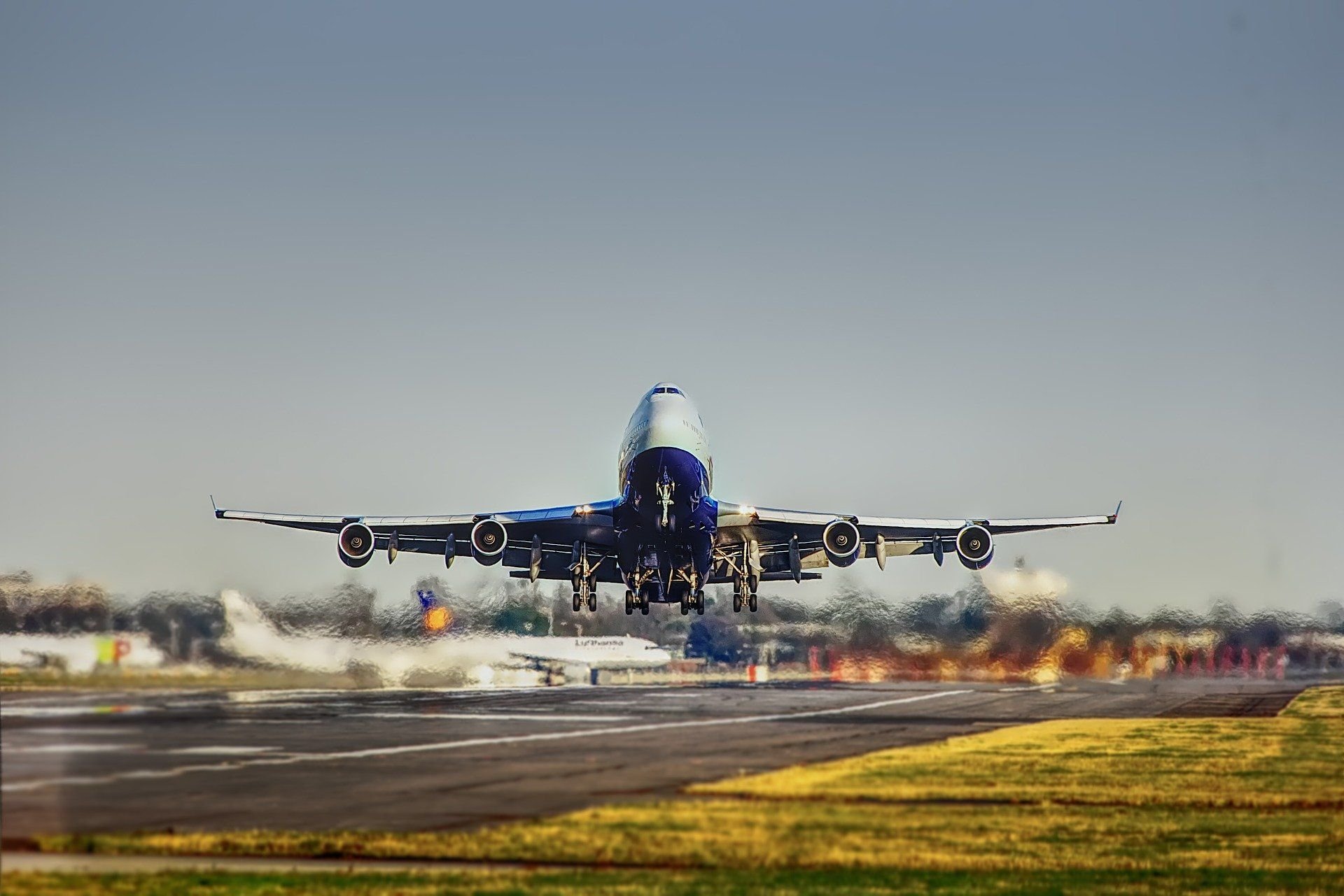 Mit dem Flugzeug geht es für viele Urlauber in die Ferne.