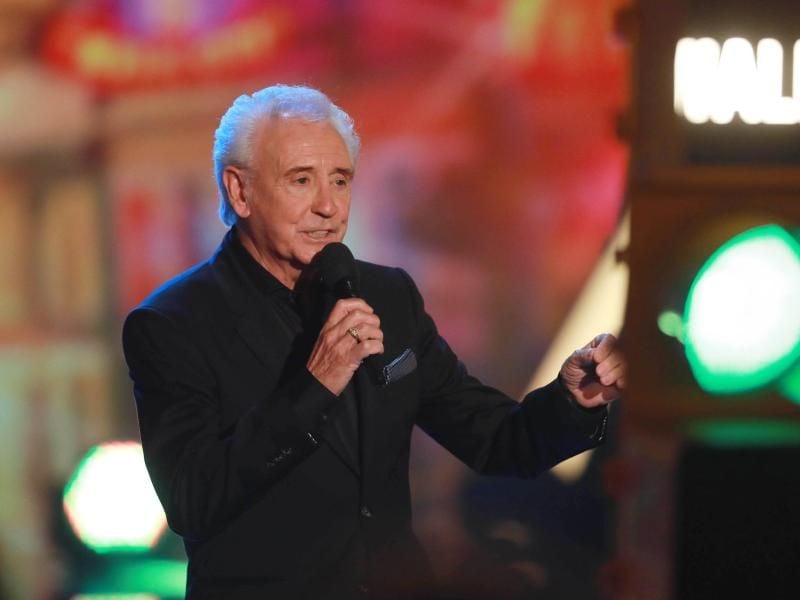 Tony Christie ist bei einem Auftritt zu sehen. Foto: Jörg Carstensen/Archiv