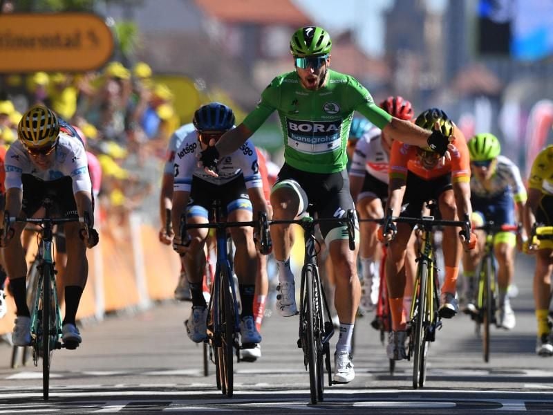 Peter Sagan (M/grün) kann sich in Colmar im Zielsprint durchsetzen und den Tagessieg holen. Foto: David Stockman/BELGA