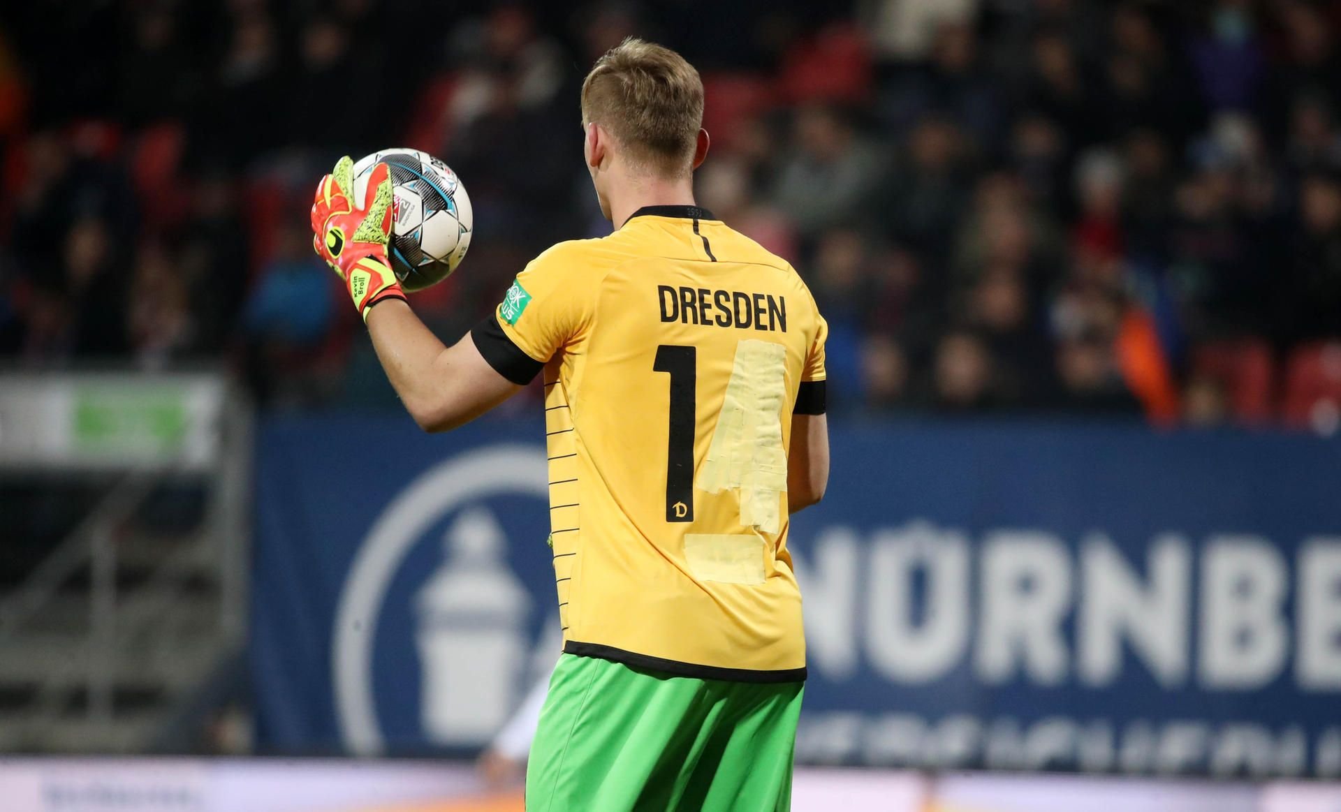 Kevin Broll lief für Dynamo im abgeklebten Spieler-Trikot von Moussa Koné auf.