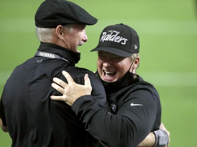 Auch Jon Gruden (r), Cheftrainer der Las Vegas Raiders, hatte seinen Mund-Nasen-Schutz nicht korrekt getragen. Foto: Isaac Brekken/AP/dpa