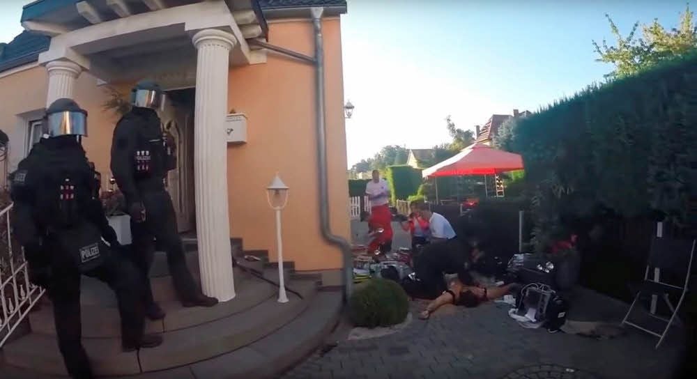 Nach der Schießerei im August vor zwei Jahren in Reuden in der Elsteraue: Sanitäter versorgen den verwundeten Adrian Ursache, SEK-Beamte beobachten die Szene.