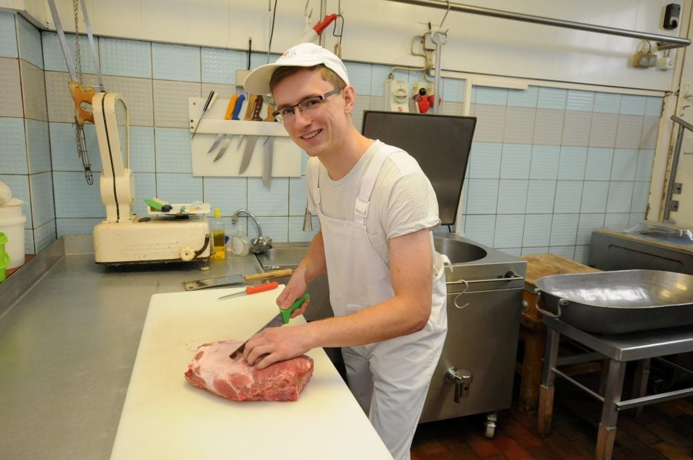 Hans Kathe an seinem Lieblingsplatz in der Wurstküche. Im Alter von nur 20 Jahren hat er 2016 die Fleischerei mit fünf Mitarbeitern übernommen.