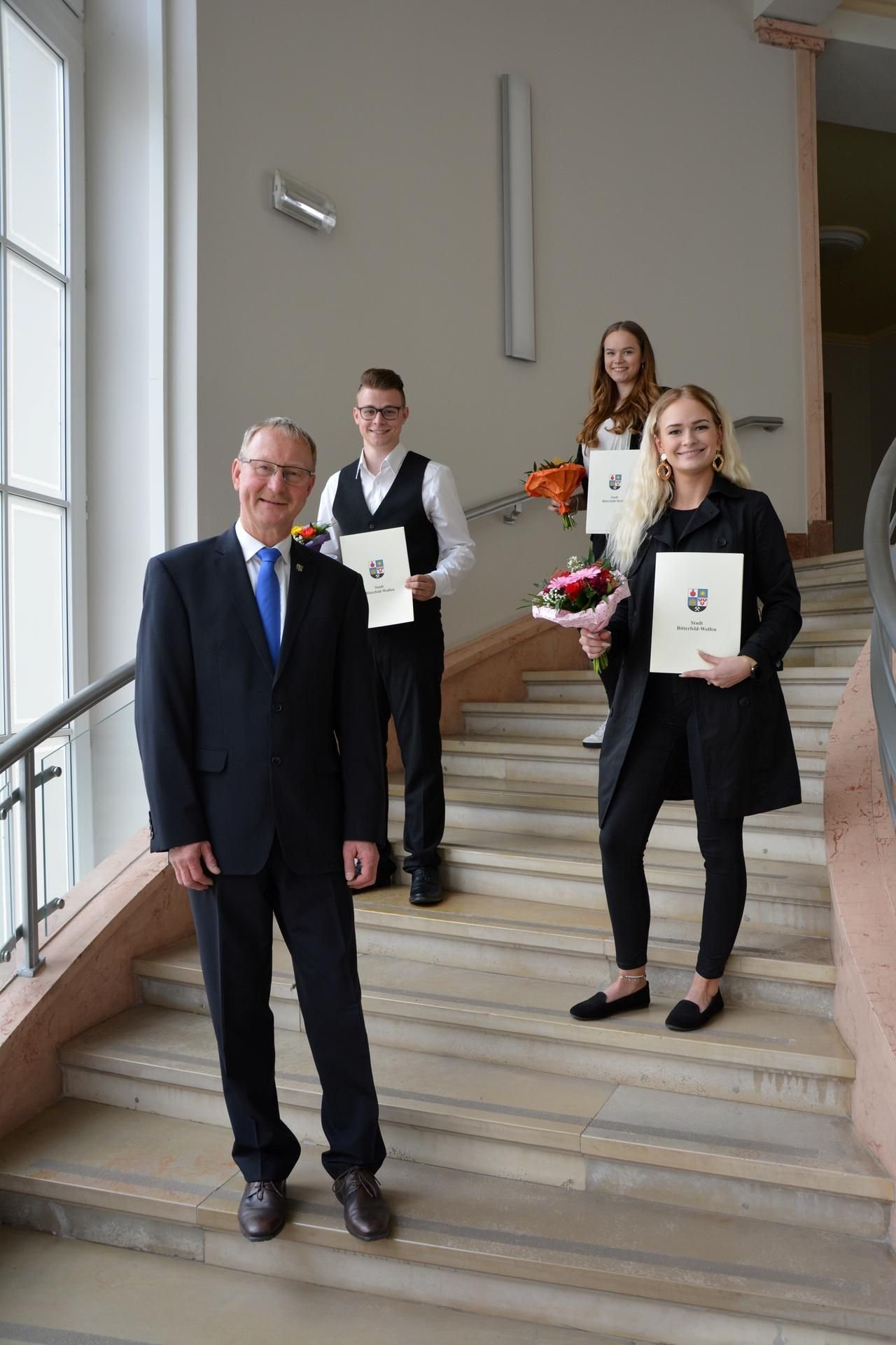 OB Armin Schenk zusammen mit den Auszubildenden Maximilian Mathias Frey, Theresa Sophie Schnase und Mimi Denise Kränkel