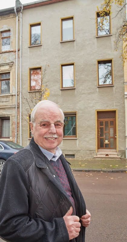 Bernd Fischer vor dem ehemaligen Haus seiner Großeltern an der Wolfgangstraße. Der Braunschweiger sucht Familienangehörige in Bernburg.