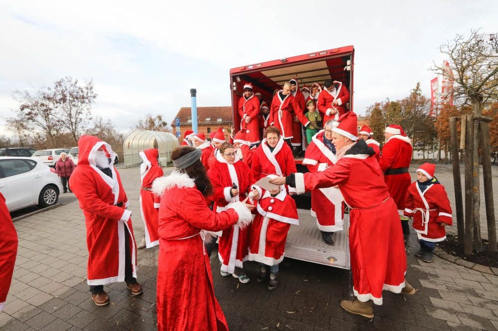 Ein ganzer Transporter voller Weihnachtsmänner!