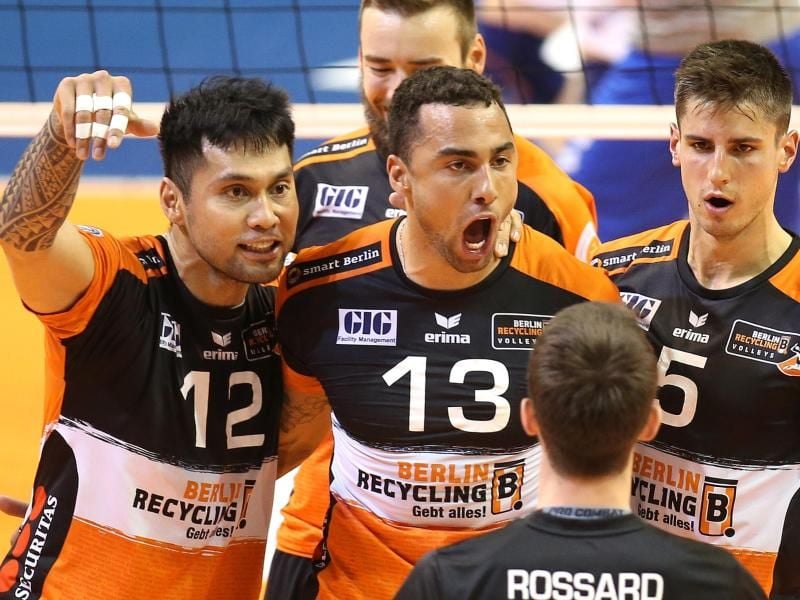 Die Berlin Volleys feiern den Ausgleich gegen Friedrichshafen. Foto: Andreas Gora