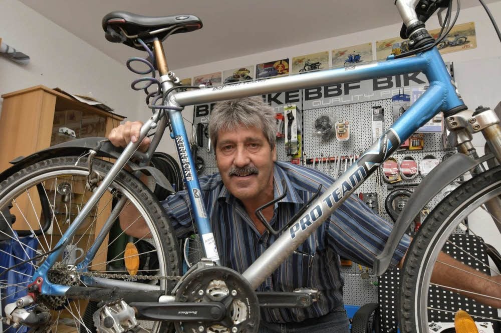 Auch die Leidenschaft für Fahrräder stärkte den Überlebenswillen von Jürgen Ribbecke. Heute betreibt er eine Hobby-Werkstatt.