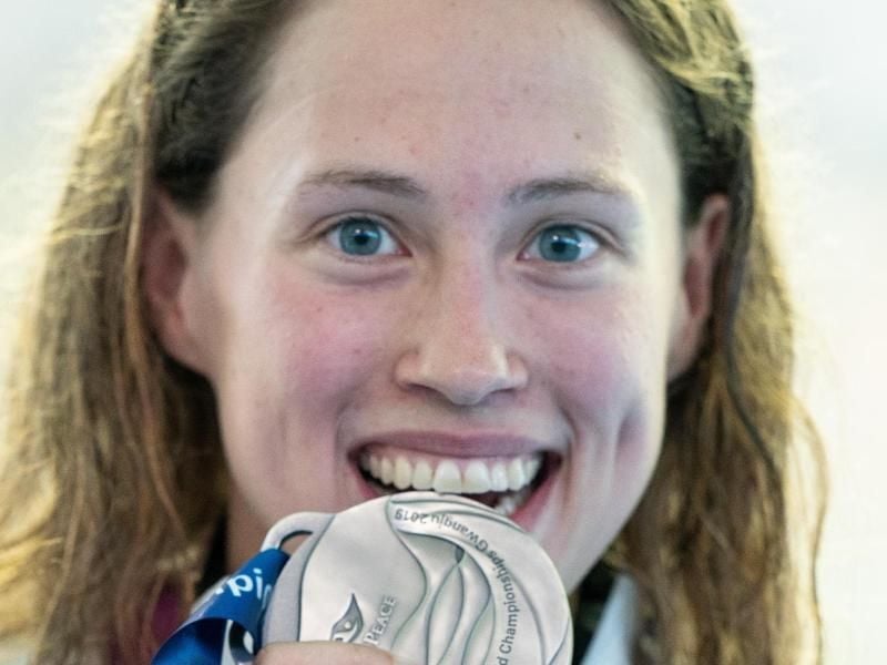 Sarah Köhler freut sich nach der Silbermedaille über 1500 auf die 800 Meter Freistil: „Ein bisschen was Kürzeres mal”. Foto: Bernd Thissen