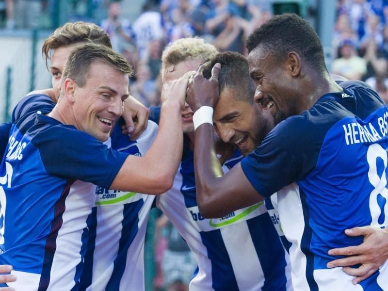 Vedad Ibisevic (2.v.r.) läßt sich von seinen Teamkollegen nach seinem Treffer zum 1:0 für Hertha feiern. Foto: Paul Zinken