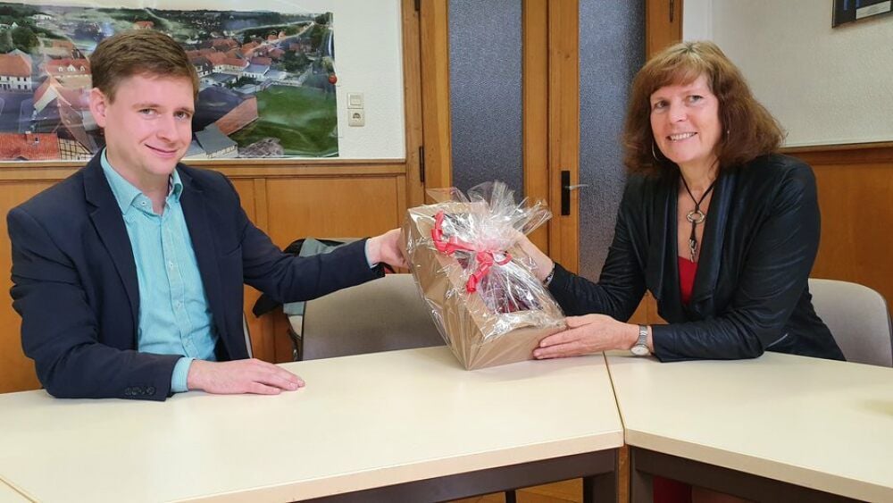 Gabriele Rieche war schon Schulleiterin in Harzgerode, als Bürgermeister Marcus Weise eingeschult wurde. Am Montag hatte er die 59-Jährige ins Rathaus eingeladen, um sie in den Ruhestand zu verabschieden.