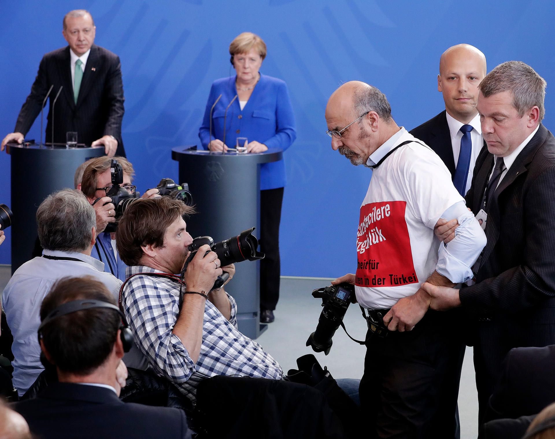 Der Mann wurde vor laufenden Kameras abgeführt.