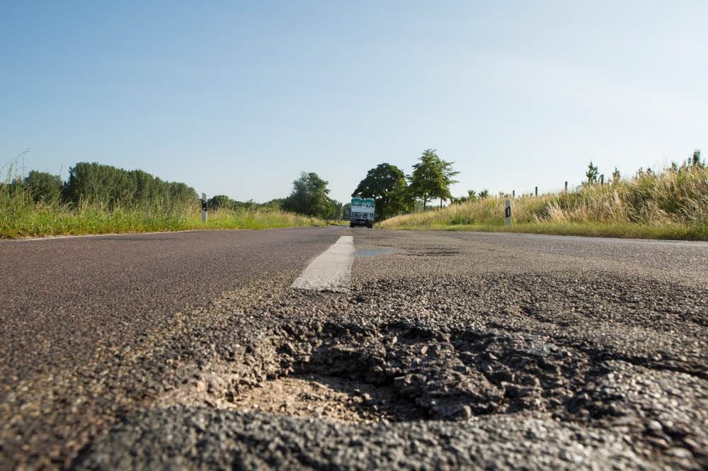 Tiefe Schlaglöcher und Flickstellen zieren die L193 zwischen Zeitz und Tröglitz. Sie sollen nun verschwinden.