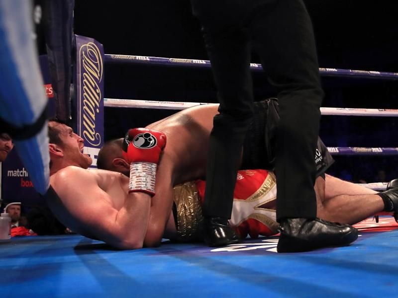 Kash Ali (oben) beißt David Price in den Bauch. Foto: Peter Byrne/PA Wire
