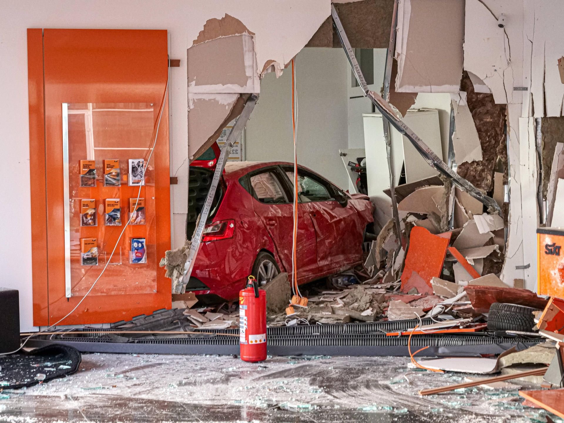 Ein Auto steht in den verwüsteten Räumen des Leihwagenunternehmens Sixt in Hannover. Der Wagen hatte zuvor die Fensterfront durchbrochen.