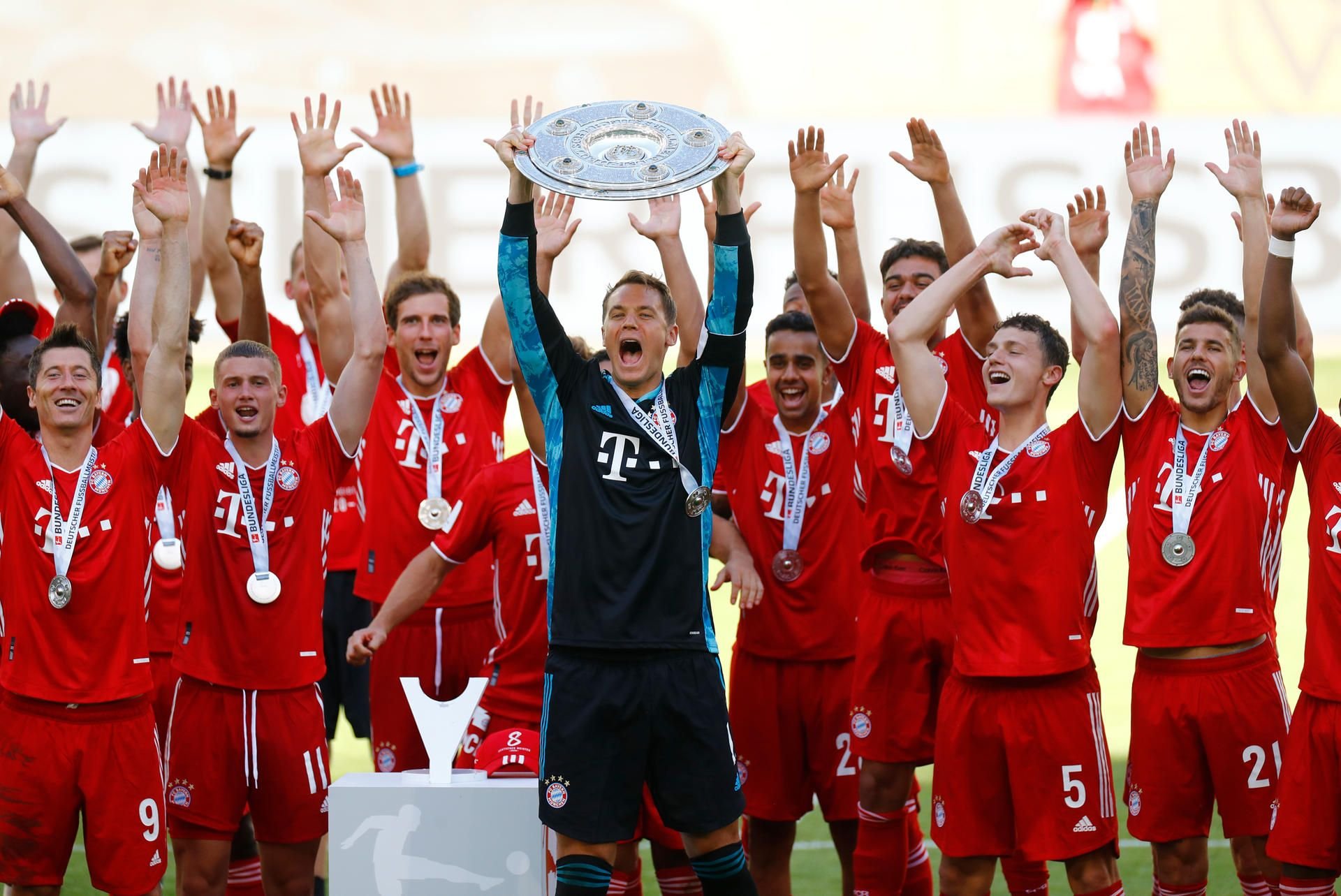 Bayern-Torwart Manuel Neuer hält die Meisterschale und jubelt mit seiner Mannschaft über den gewonnenen Meistertitel.