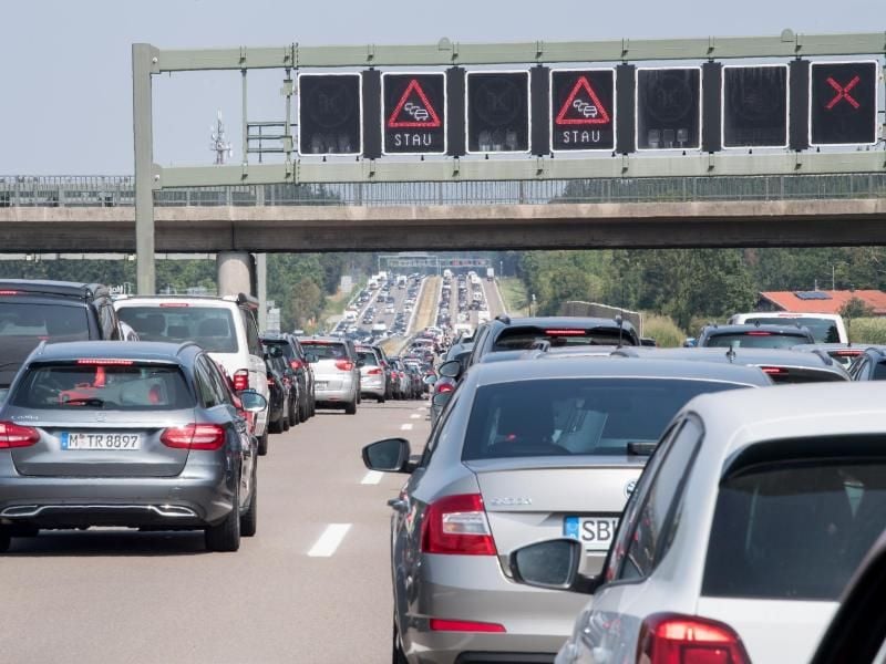 Nichts geht mehr. Auch wer im Stau dringend zur Toilette muss, darf die Autobahn nicht betreten. Die einzige Lösung bietet ein Taschen-WC. Foto: Peter Kneffel