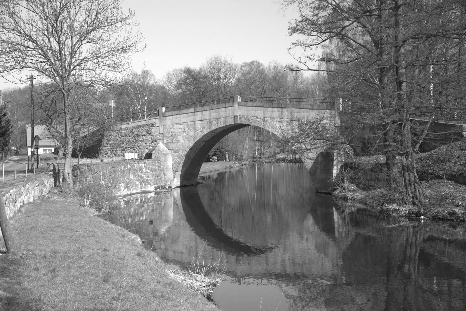 Eine Brücke über die Mandau in Zittau. 20 Jahre nach dem Fund einer Leiche ist jetzt Anklage erhoben worden. (Foto aus dem Jahr 2010)
