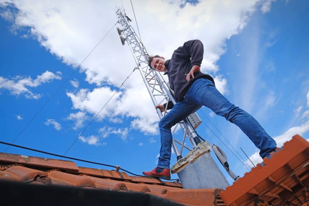 PerlSystem-Geschäftsführer Steffen Perlwitz am Sendemast in Bitterfeld. Der Unternehmer will auf dem Spring Break für stabiles WLAN sorgen.