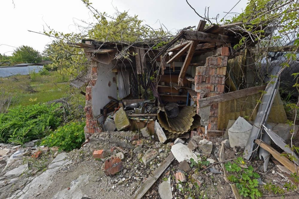 Ruine einer Gartenlaube in Aschersleben: Hier sind die Gartenfreuden schon etwas her.
