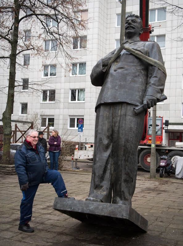 Da ist er wieder! Eine Stalin-Statue wird am 23. Januar 2018 anlässlich der Ausstellung der Gedenkstätte Hohenschönhausen über den Stalin-Kult in der DDR kurzzeitig am früheren Standort in der Karl-Marx-Allee in Berlin aufgestellt.