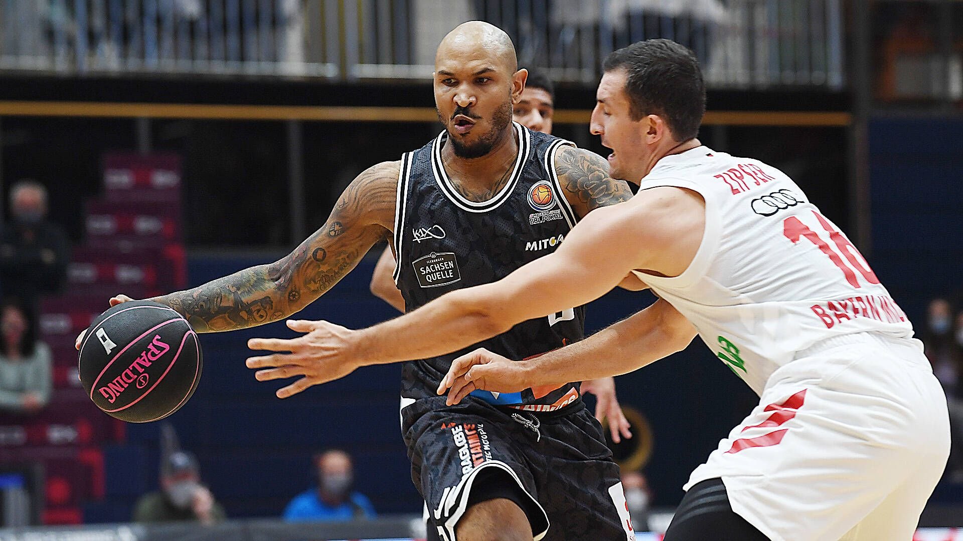 Sergio Kerusch (MBC Weißenfels) behauptet den Ball gegen Paul Zipser (Bayern München). Am Ende unterlag der MBC deutlich.
