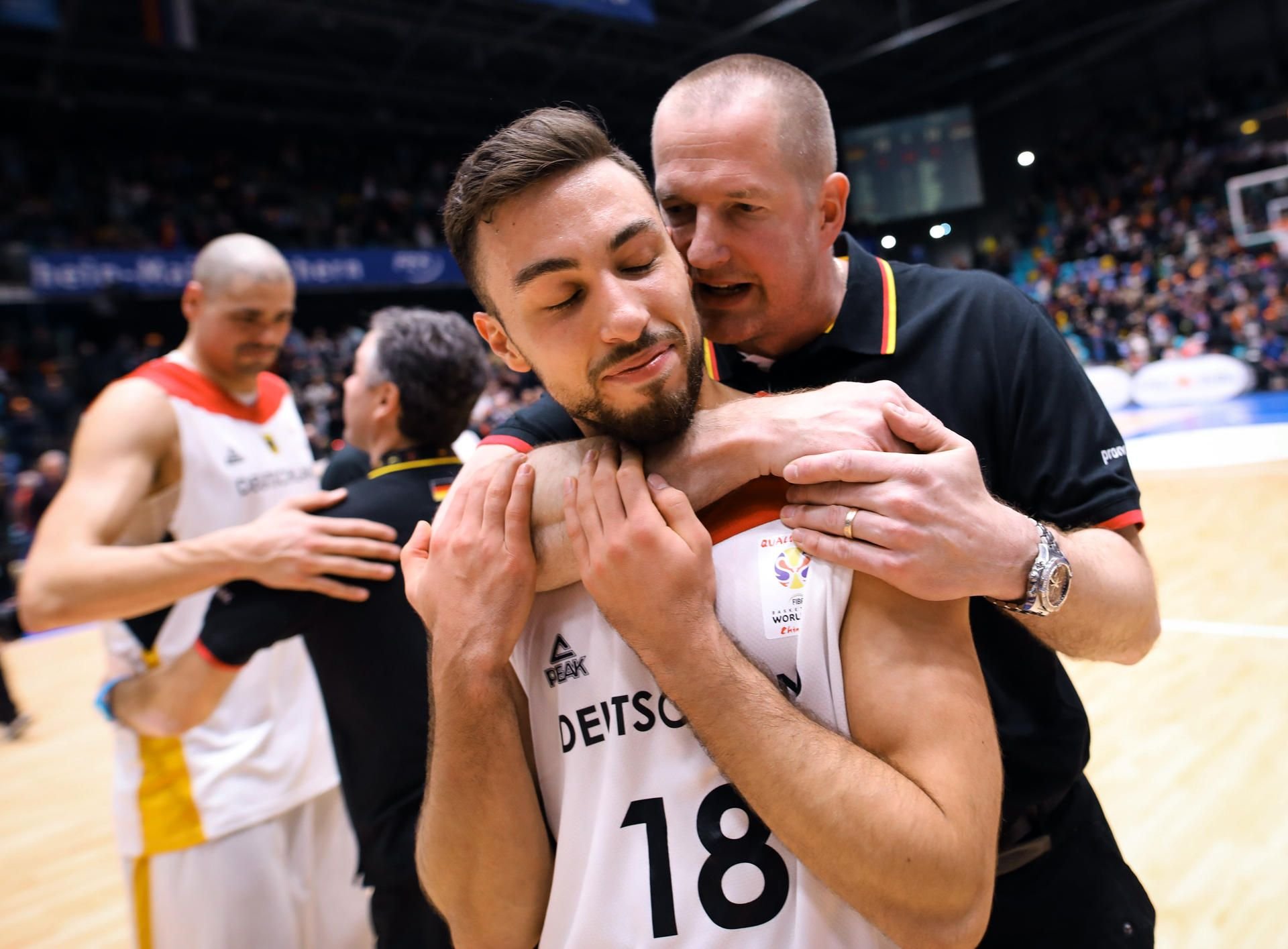 Henrik Rödl (r,) und sein Spieler Ismet Akpinar (M) bejubeln ihren Sieg.