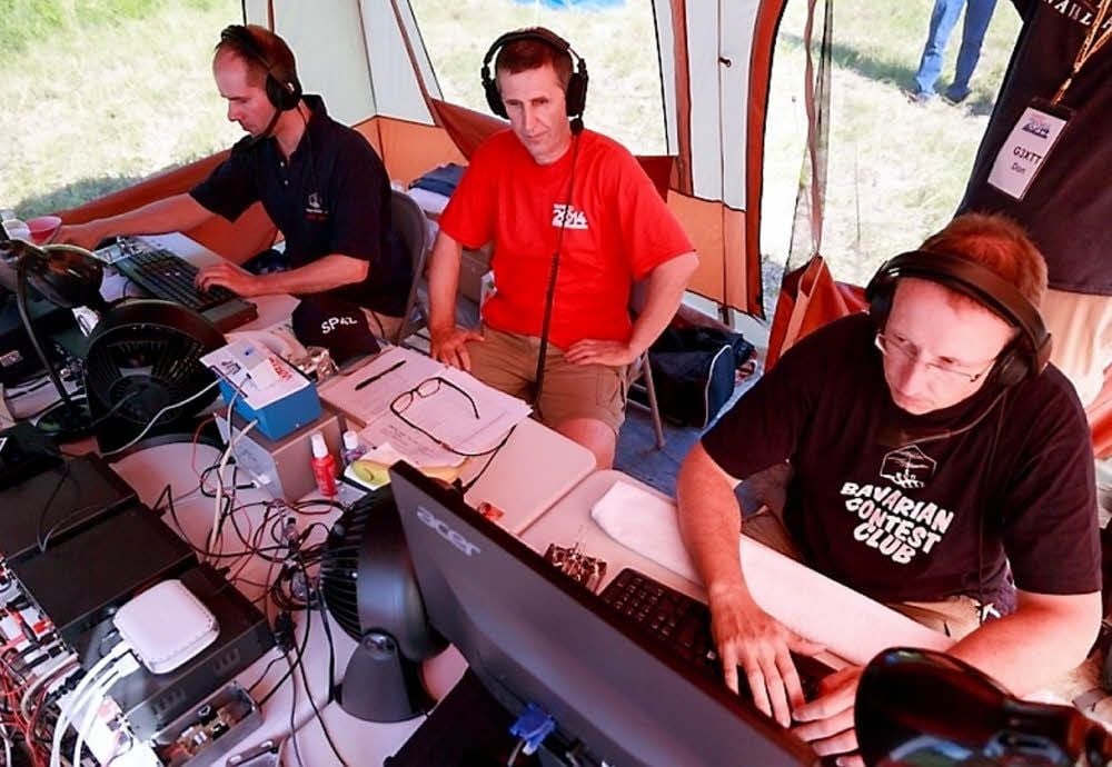 Das deutsche Team, Stefan von Baltz (links) und Manfred Wolf, ist mit am Start. Schiri Wieslaw Kosinski (Polen) überwacht den Wettkampf.