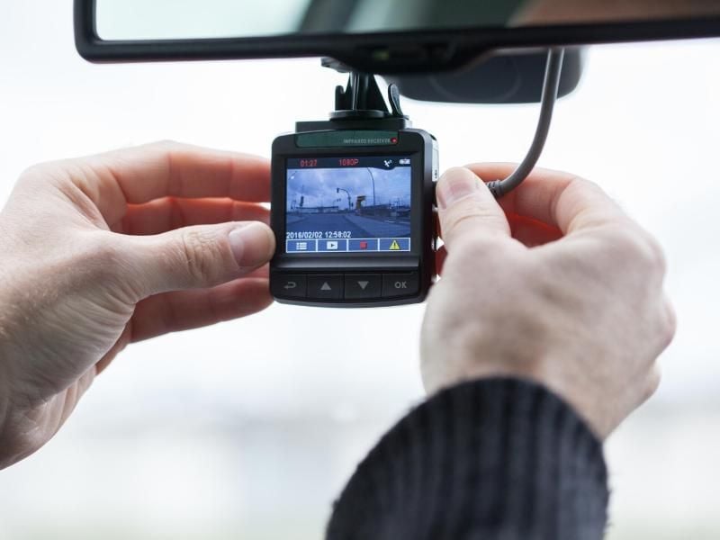 Wer den Straßenverkehr filmt, um Verkehrssünder anzuzeigen, kann Ärger bekommen. Denn das ist erstens Aufgabe der Polizei und zweitens aus Gründen des Datenschutzes nicht erlaubt. Foto: Christin Klose