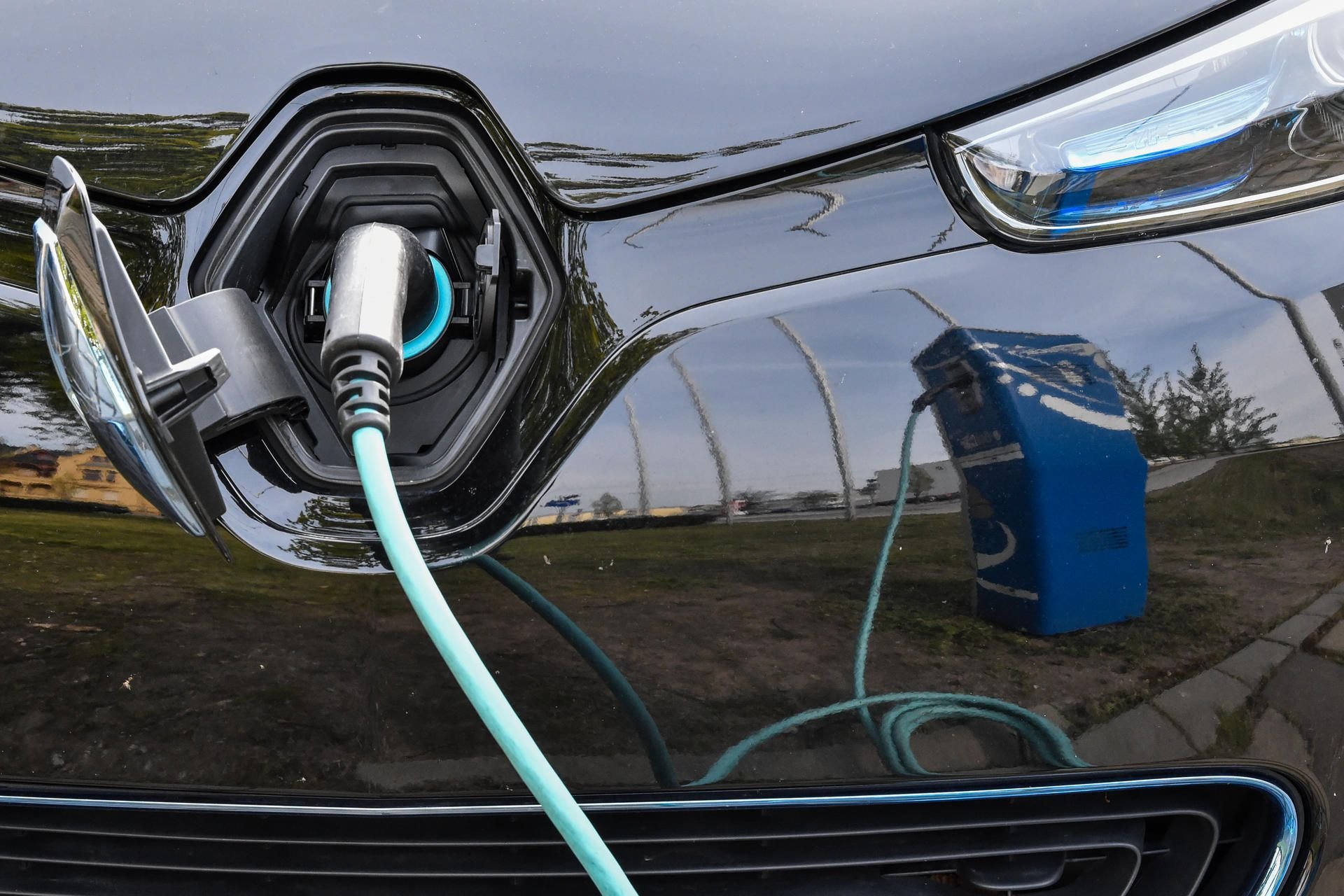 Ein Elektroauto vom wird an einer Ladesäule beladen.