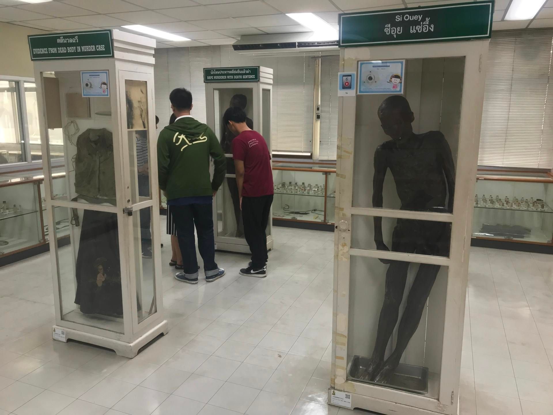 Im Museum des Siriraj-Krankenhaus von Thailands Hauptstadt Bangkok stehen die einbalsamierten Leichname von Mördern in Vitrinen, rechts die des angeblichen Mörders Si Quey.