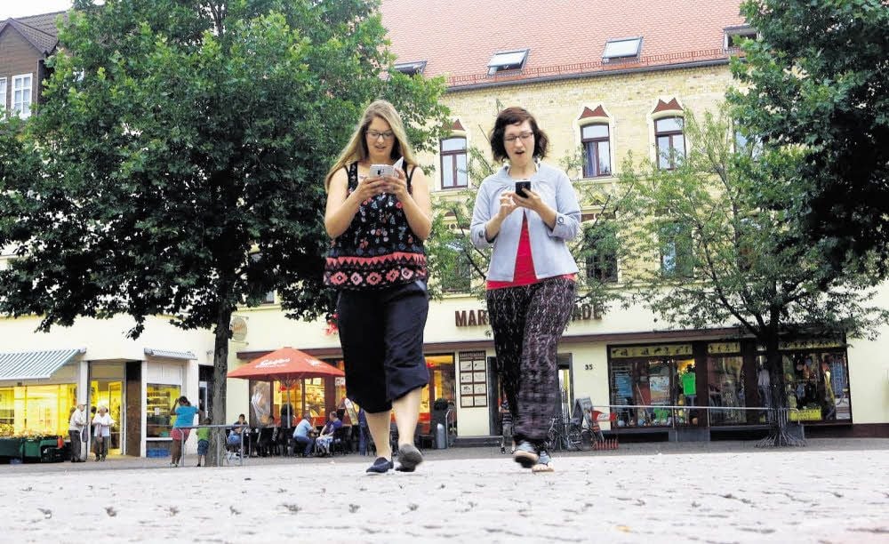 Steffi Geißler und Franziska Caßel haben auch Monster in Bitterfelds Innenstadt entdeckt.