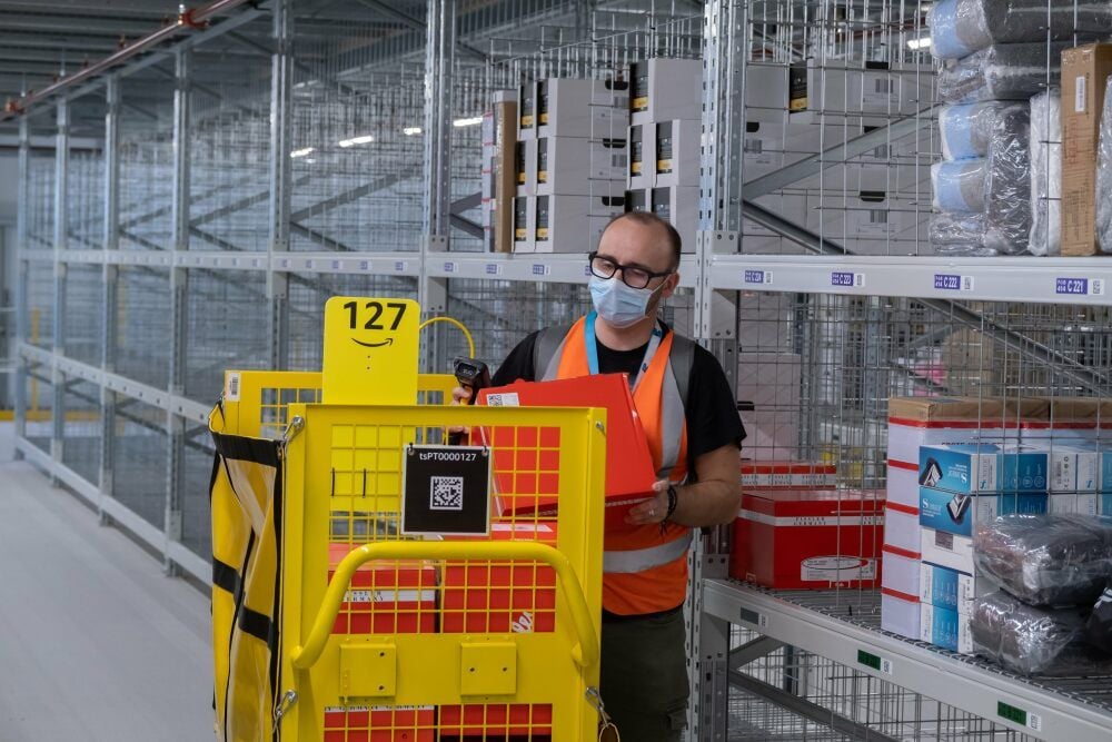 Amazon-Mitarbeiter Christian Stahlberg sortiert Artikel ein.