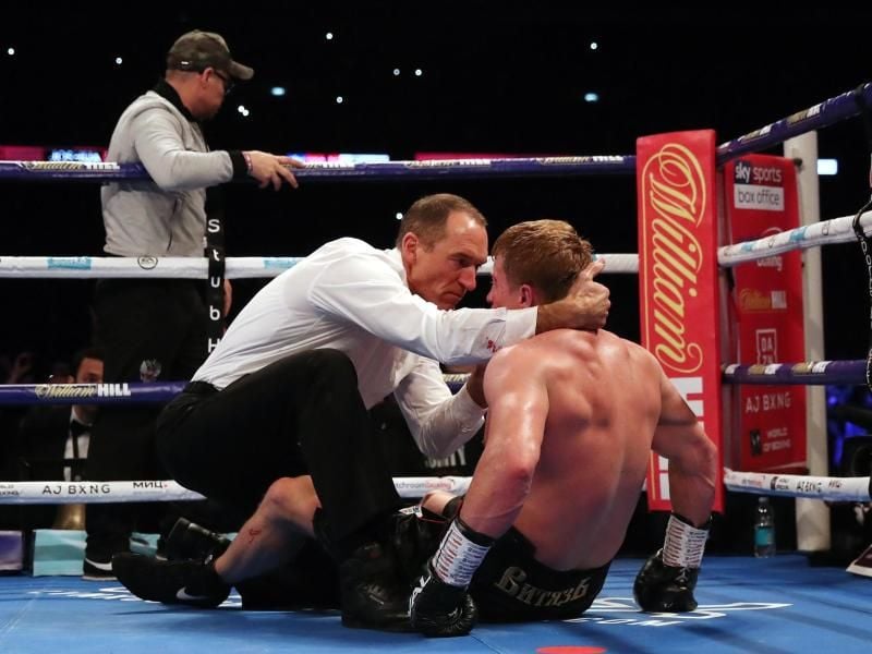 Der Ringrichter spricht nach einem Niederschlag mit dem zu Boden gegangenen Alexander Powetkin. Foto: Nick Potts/PA Wire
