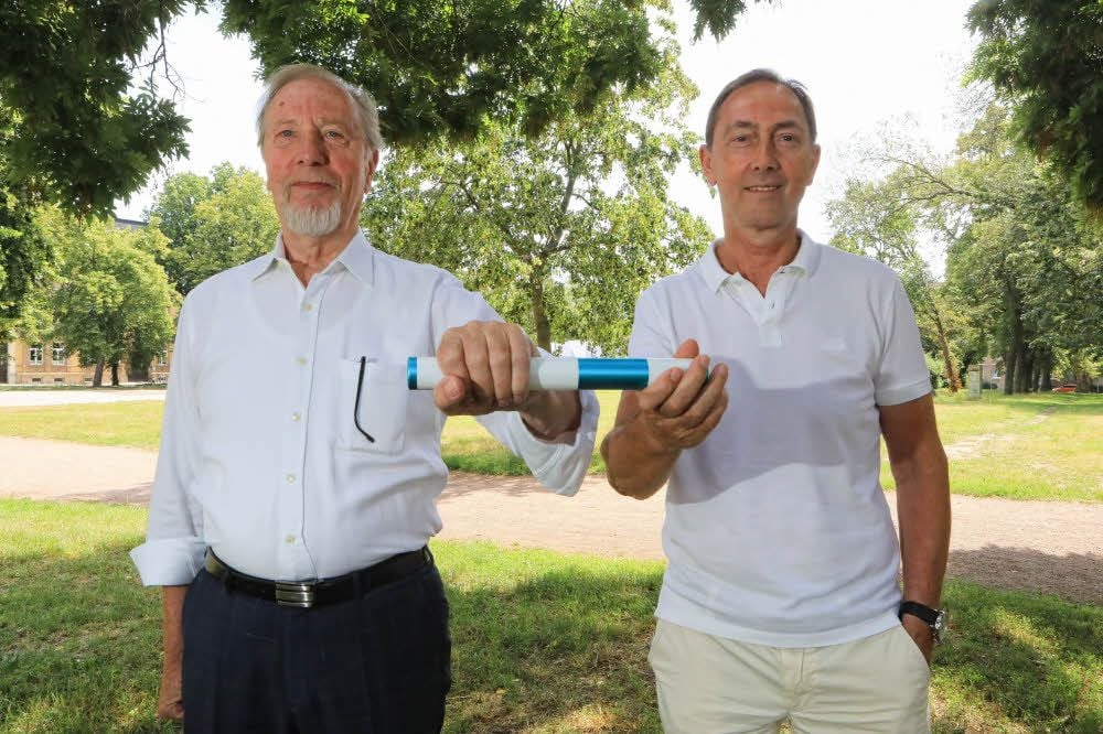 Ein kleiner Vorgriff beim Dessau-Roßlauer Handball: Ralph Hirsch (re.) übergibt den Staffelstab an Hubert Ernst, der für die Präsidentschaft kandidiert.