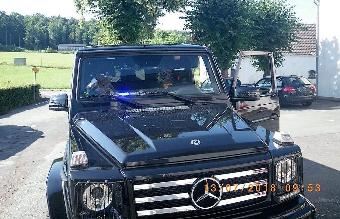 Der 18-Jährige war mit einem schwarzen Mercedes und hell blinkendem LED-Blaulicht unterwegs.