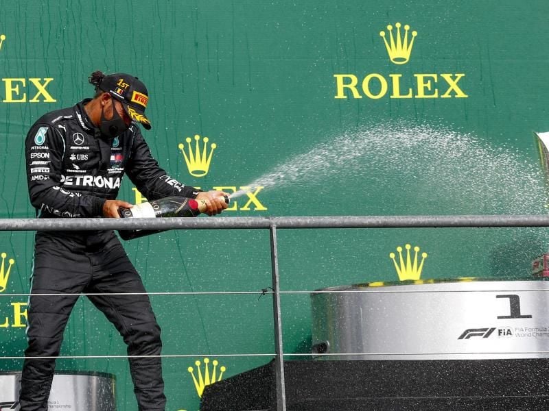Lewis Hamilton feiert seinen Sieg mit der obligatorischen Champagner-Dusche. Foto: Francois Lenoir/POOL REUTERS/AP/dpa