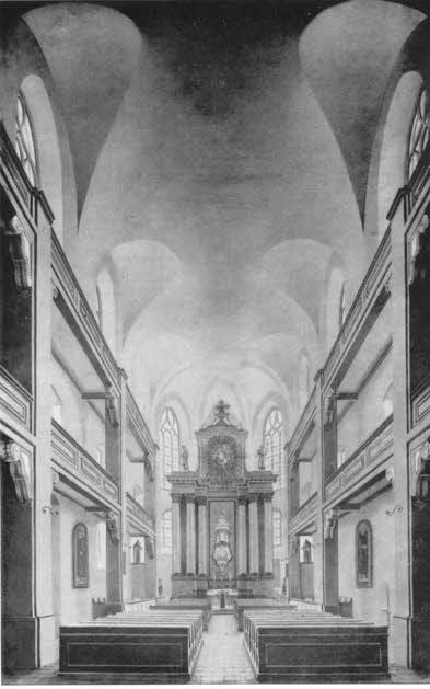Das Innere der Schlosskirche vor dem Umbau. Die Einrichtung (Altar, Emporen) ist sehr nüchtern und schmucklos gehalten.