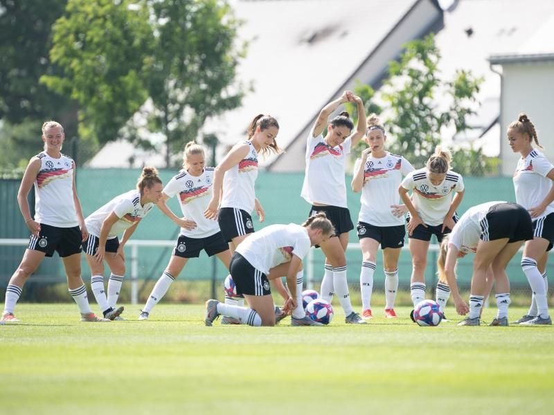 Die deutschen Nationalspielerinnen müssen bei der EM gegen Schweden die Hürde ins Halbfinale nehmen. Foto: Sebastian Gollnow
