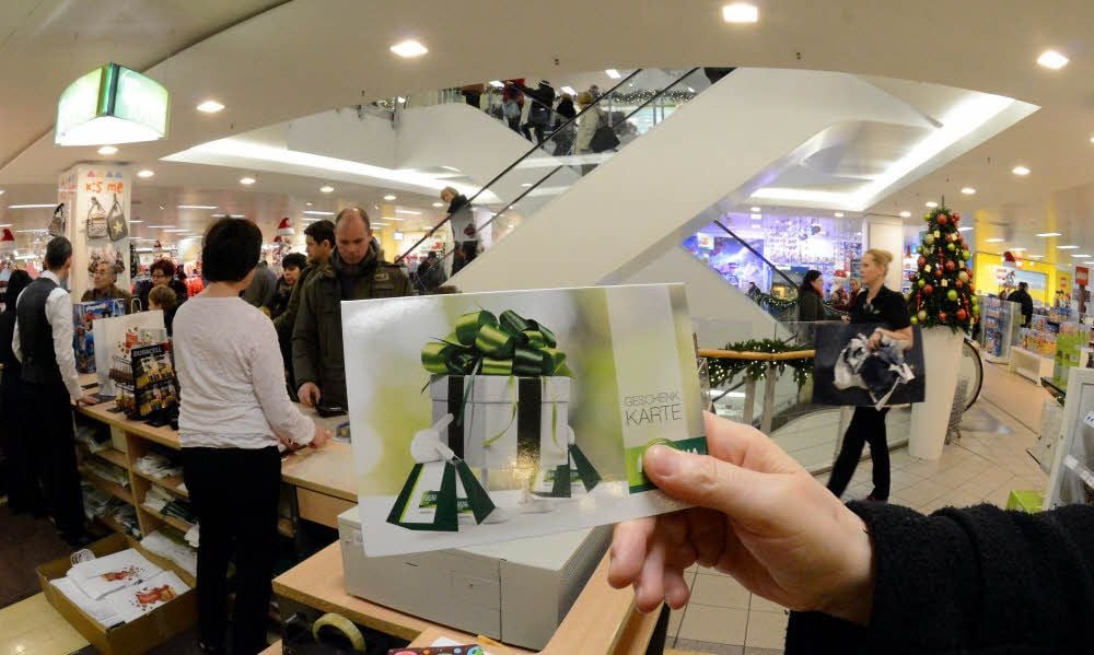 Andrang nach dem Fest: Viele Hallenser lösen Gutscheine, die sie geschenkt bekommen haben, ein und erfüllen sich damit Wünsche.