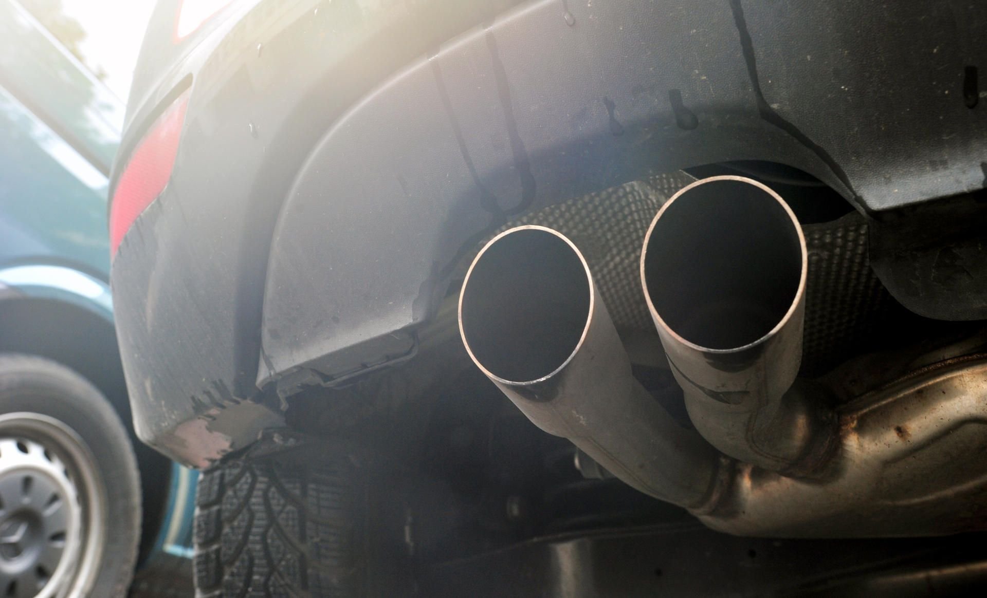 Blick auf die Auspuffrohre eines Diesel-Pkw. (Symbolbild)
