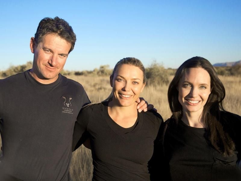 Der Naturschützer Rudie van Vuuren (l), seine Frau Marlice van Vuuren (M) und die US-Schauspielerin Angelina Jolie beim Besuch im Na'ankuse-Wildschutzgebiet. Foto: Naankuse Wildlife Sanctuary/dpa