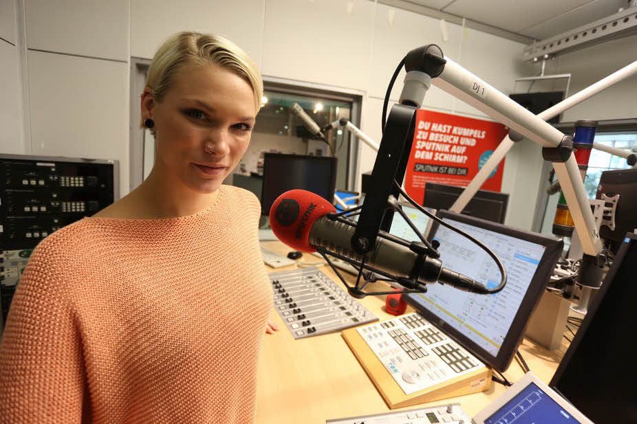 MDR Sputnik-Moderatorin Vanessa Massholder alias „Vani van Morgen“ im halleschen Studio