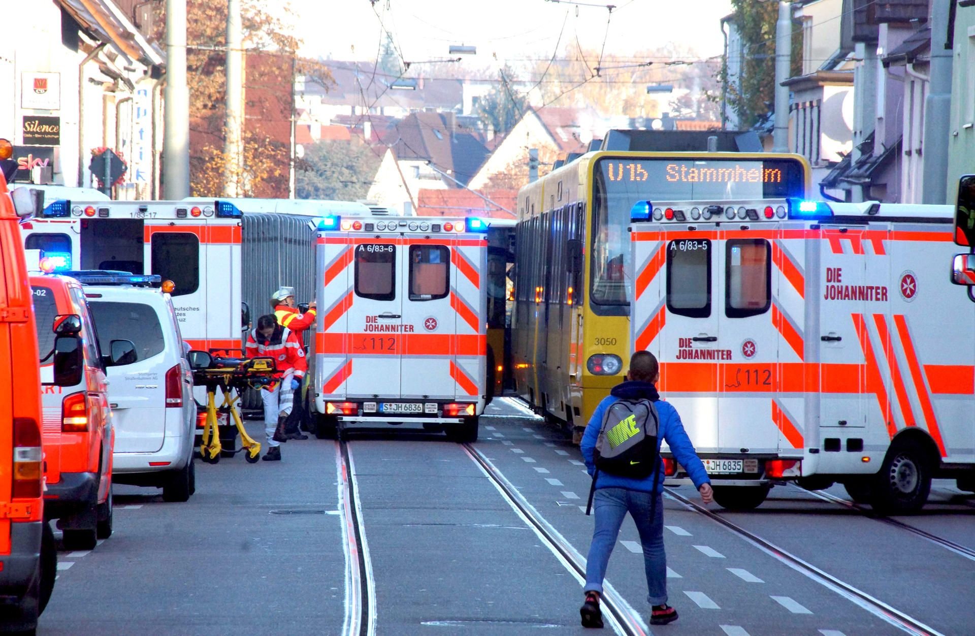 In Stuttgart sind am Morgen im Berufsverkehr eine Bahn und ein Bus zusammengestoßen. Mehrere Menschen wurden bei dem Unfall verletzt.