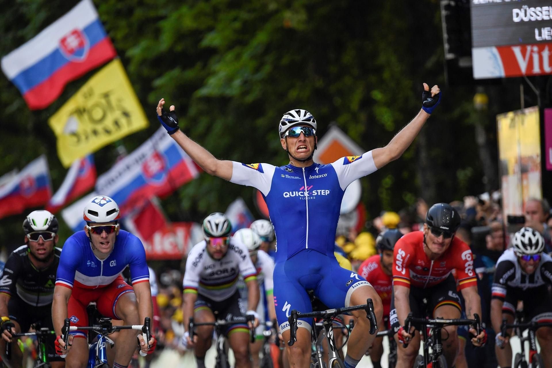 Marcel Kittel fährt jubelnd über die Ziellinie.