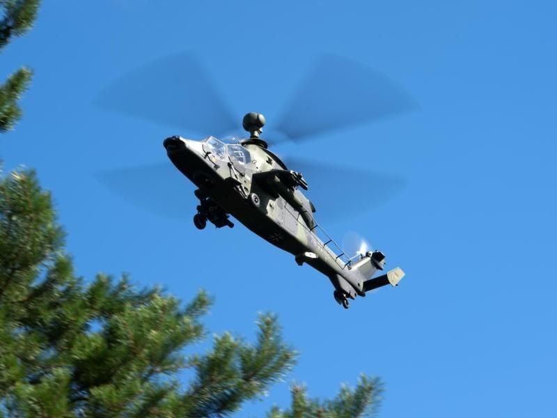 Ein „Tiger”-Kampfhubschrauber schwebt während eines Übungsschießen über dem Truppenübungsplatz Oberlausitz. Foto: Arno Burgi/Archiv