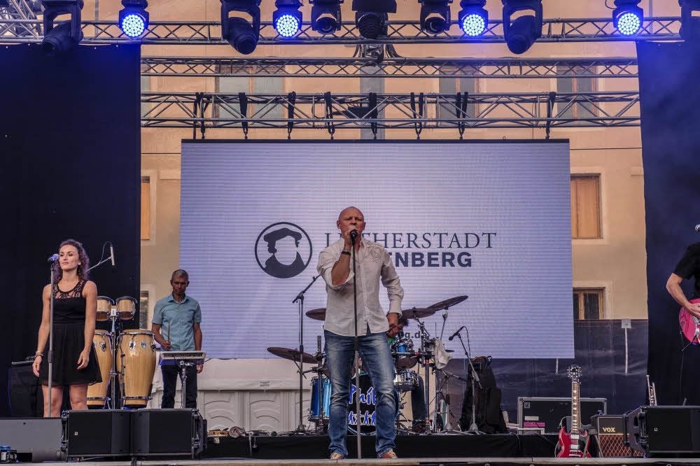Jürgen Mayer (r.) ist Leadsänger der Genesis- und Phil-Collins-Tribute-Band „Phil“. Am Samstag präsentierte der Kunstverein Wittenberg die Gruppe bei einem Hofkonzert im Rahmen der so genannten Wittenberg-Abende.